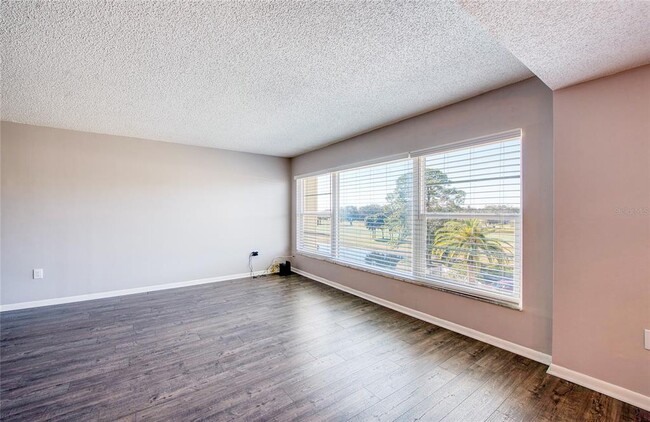 Building Photo - 225 Country Club Dr