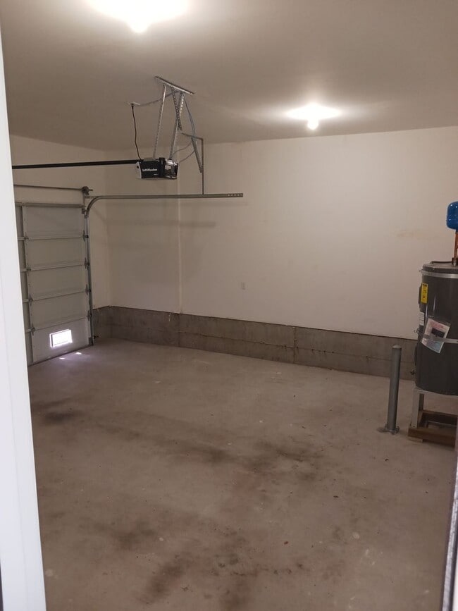 Building Photo - Ferndale - 3 bedroom, 3 bath Townhome