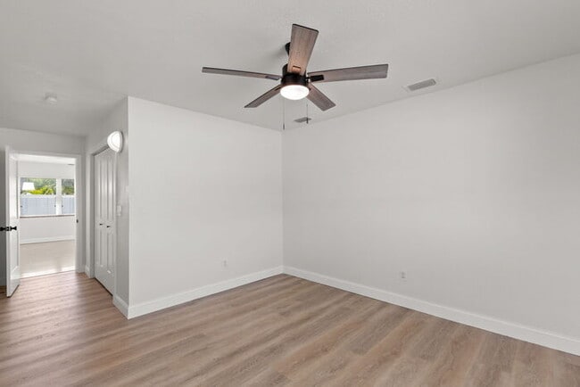 Building Photo - NEWLY RENOVATED Home For Rent in St Pete!