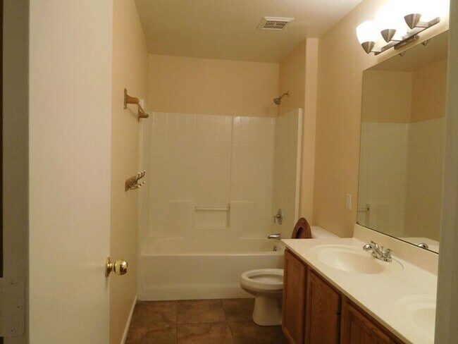Building Photo - Lovely 4-bedroom, 2-bathroom home located ...