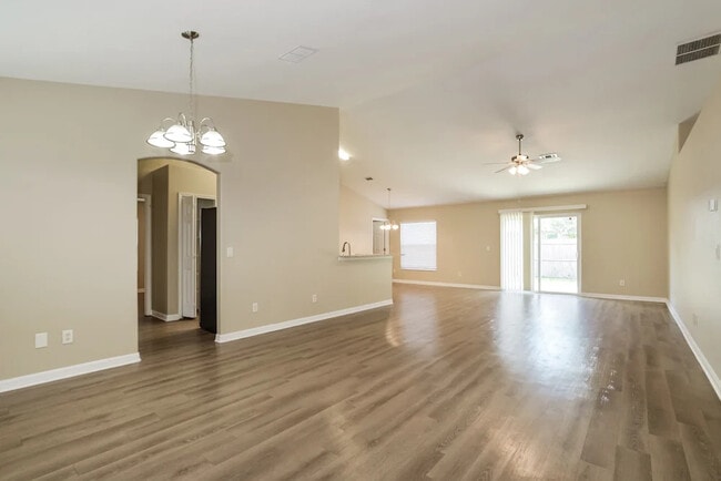 Building Photo - 540 Oak Creek Dr