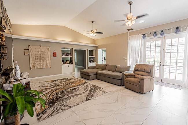 Building Photo - 1282 SW Bent Pine Cove