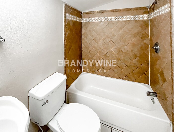 Building Photo - 7227 Stonehurst Rd N