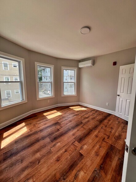 Building Photo - 237 Cowden St
