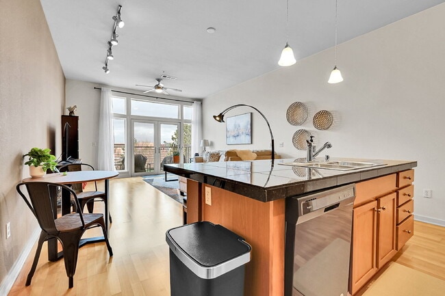 Building Photo - Immaculate, Beautifully Furnished  1-Bed 1-Bath Condo- Available Now!