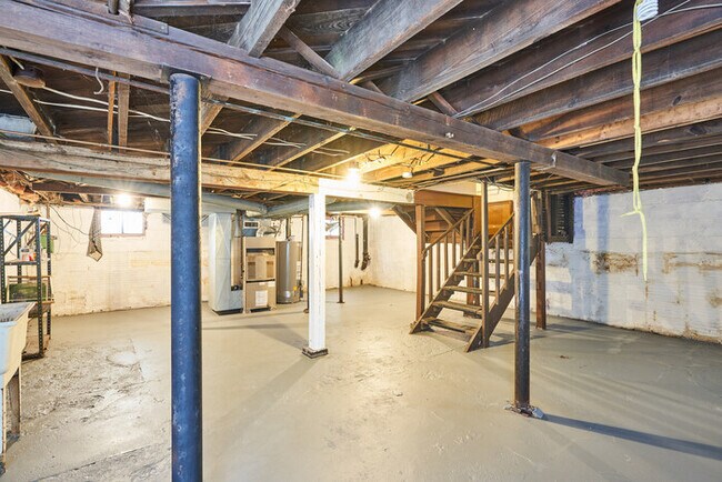 Building Photo - 5 Bedroom home available