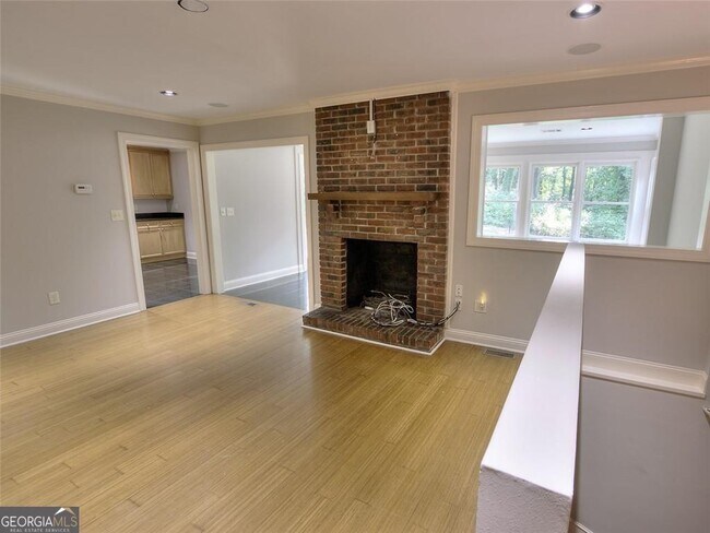 Building Photo - 5575 Lake Forrest Dr NW