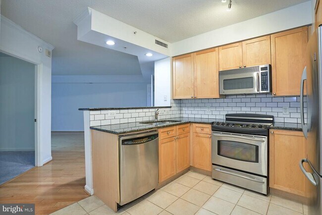 Building Photo - 3101 N Hampton Dr