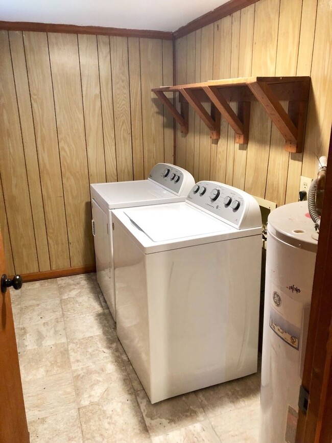 Building Photo - 2 Bedroom, 1 Bath Home - Washer/Dryer Incl...