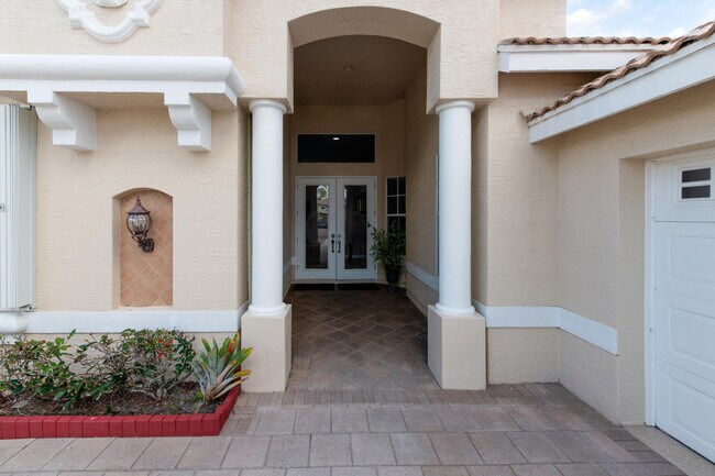 Building Photo - 665 SW Lake Charles Cir