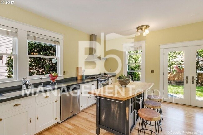 Building Photo - Johns Landing - Charming Home Near Downtown Portland. Large Gourmet Kitchen!