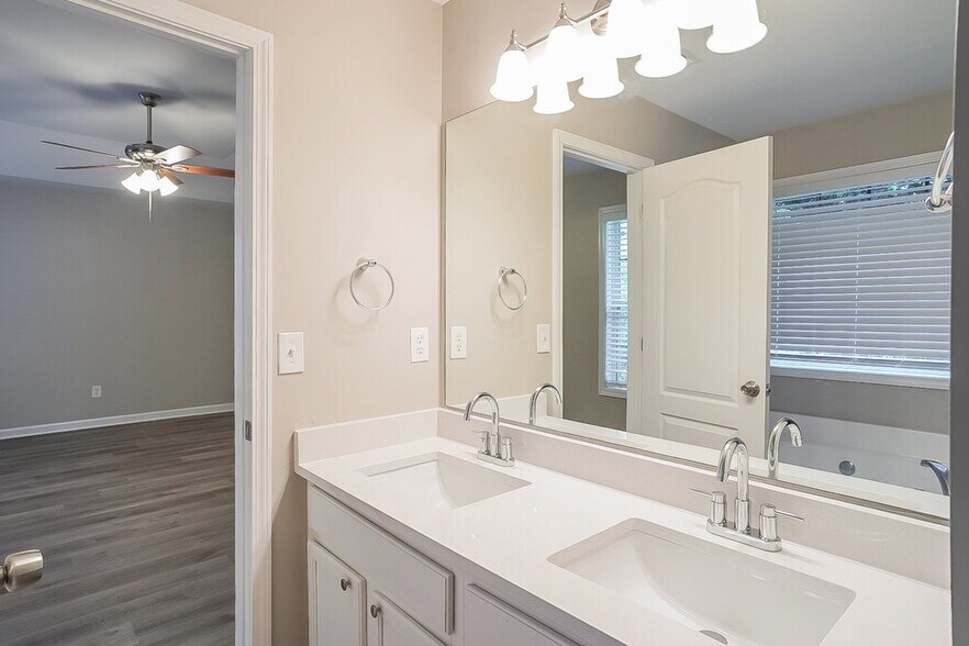 Building Photo - 4600 Ferncrest Pl