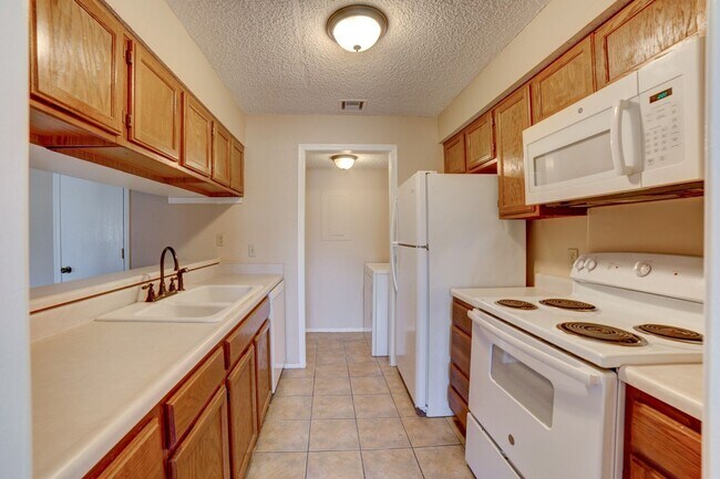 Building Photo - 2 Bed 1.5 Bath Condo Ready For Rent!