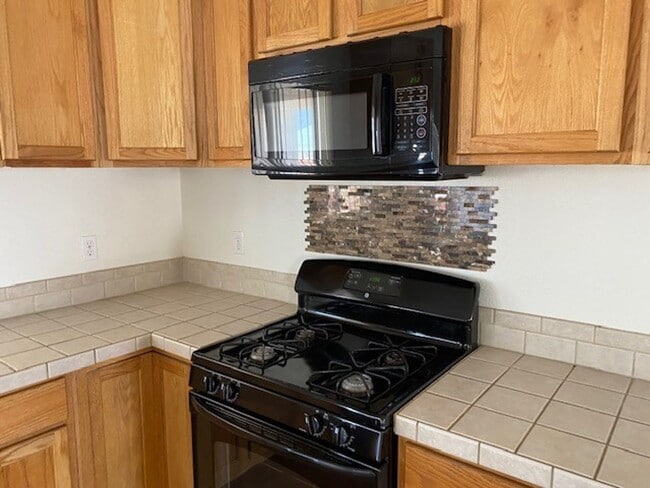 Building Photo - 3 BR 2BA House w/Fenced yard & Garage, Hol...
