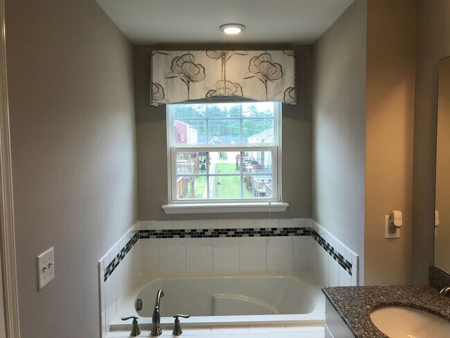 Building Photo - Former Model Townhome for Rent