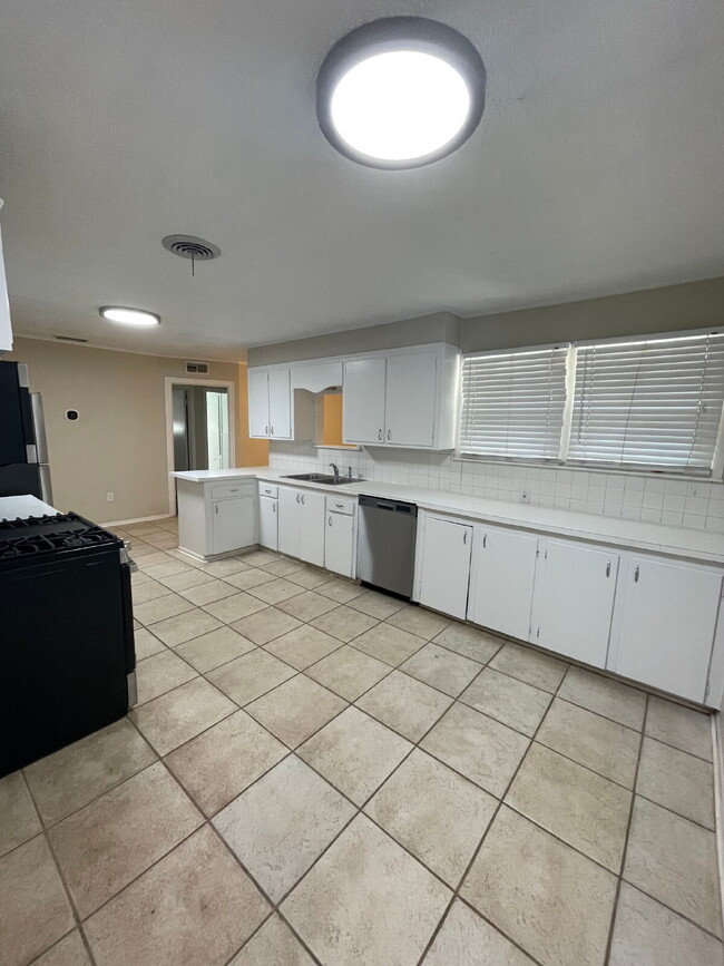 Building Photo - Stunning 3-Bed, 2-Bath Retreat in Lubbock ...
