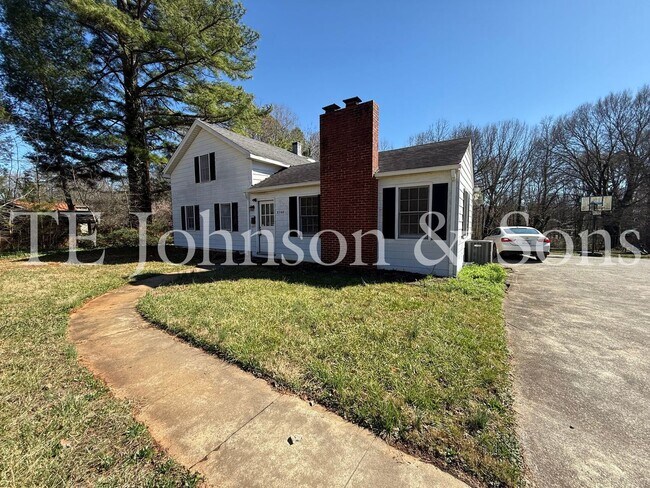 Building Photo - Charming 2BR Home Near Silas Creek Pkwy with Hardwood Floors & Carport