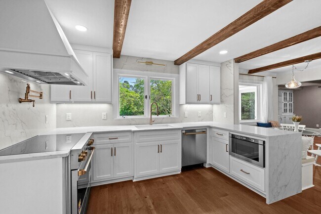 Building Photo - 5704 Woodside Ave