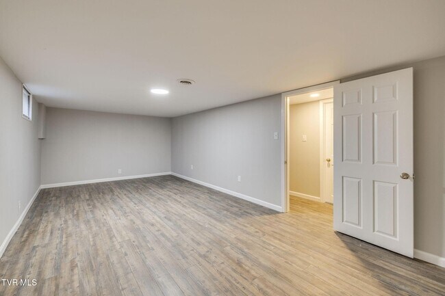 Building Photo - 336 W Ln St