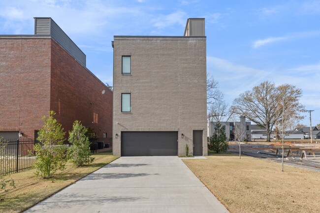 Building Photo - 712 N Magnolia St