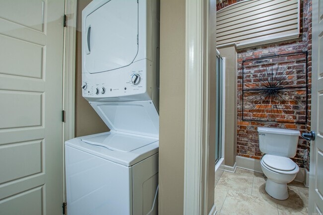 Building Photo - 612 Center St