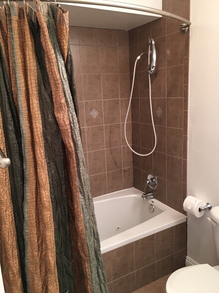 Jacuzzi tub in 2nd bathroom - 5700 Etiwanda Ave