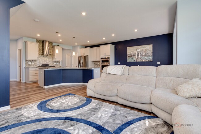 Building Photo - 573 Watercress Dr
