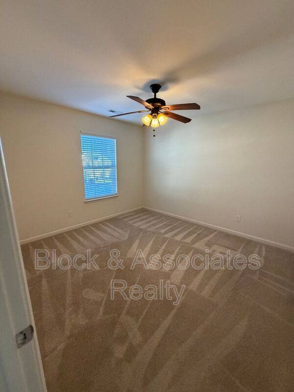 Building Photo - 832 Central Park Ave