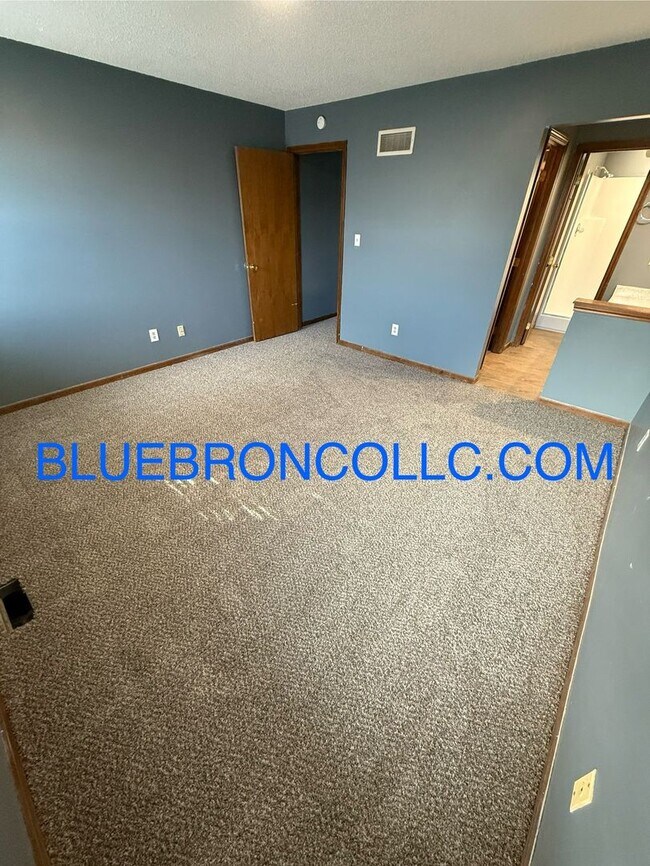 Building Photo - Newly renovated beautiful 3 bedroom home, new flooring and fresh paint!