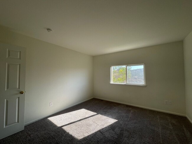 Building Photo - 3Bed 3Bath Home In Erie Available July!