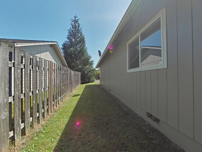Building Photo - 3 Bedroom House ~ South Corvallis