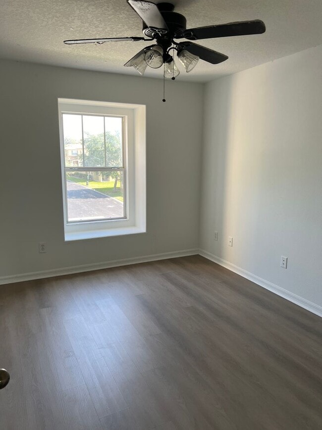 Building Photo - 3 Bedroom Townhome for Rent