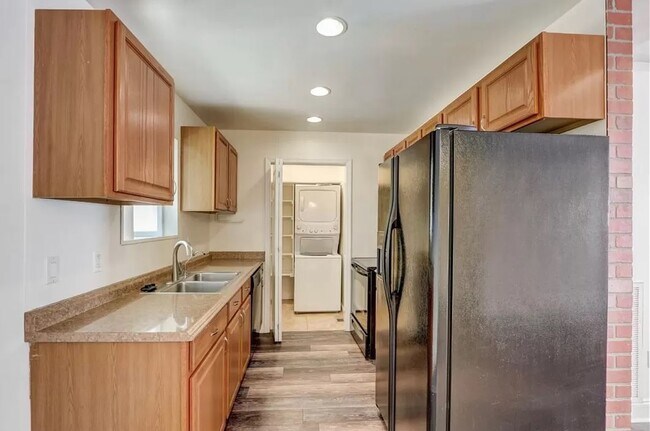 Building Photo - 100 Sadler Ct