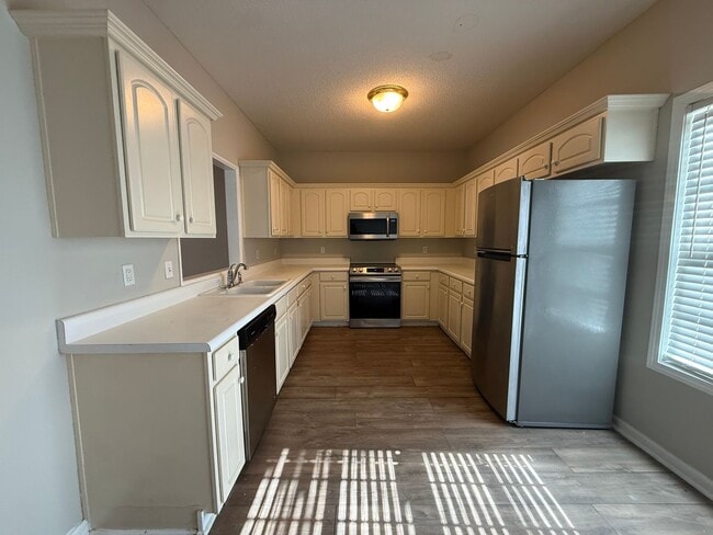 Building Photo - 2 bed 2 bath townhome