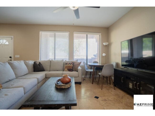 Building Photo - Beautiful 3/2.5 Glendale Townhouse with Ba...
