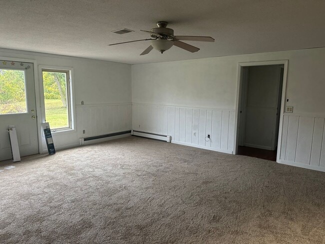 Building Photo - 3 bedroom available for immediate move in!