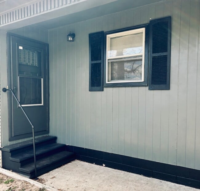 Building Photo - 825 David Ln