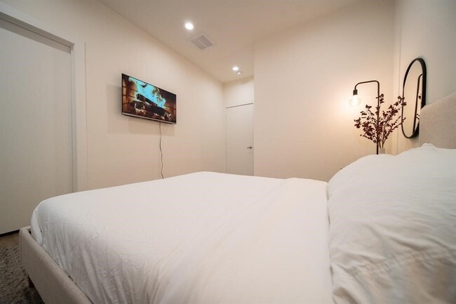 Building Photo - 2212 Francis St