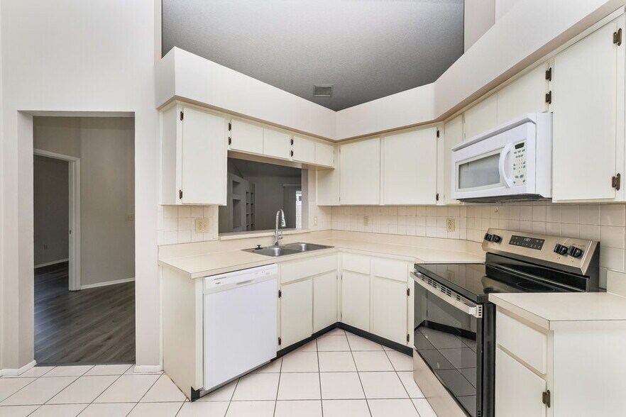 Building Photo - 13203 Pine Creek Cir