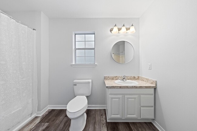 Building Photo - Beautifully Updated Townhouse