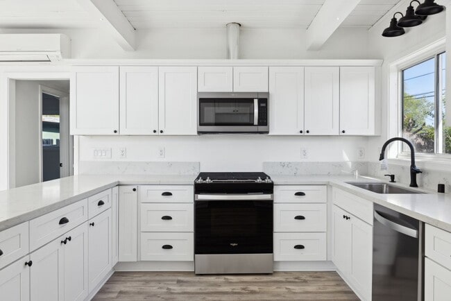 Building Photo - Creston Dr. Duplex