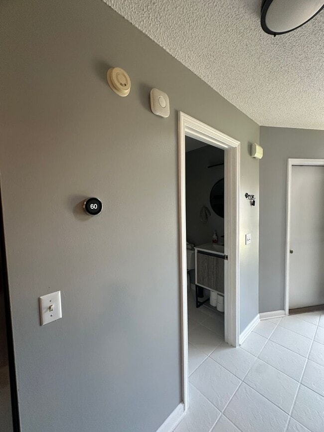 Building Photo - Foxhill Commons Subdivision!  Fully Furnis...