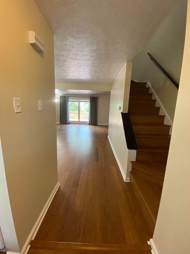 Ground Level Entrance - 2519 Hawthorne Dr