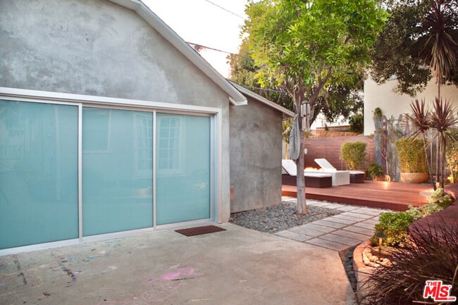 Building Photo - 1153 N Poinsettia Pl