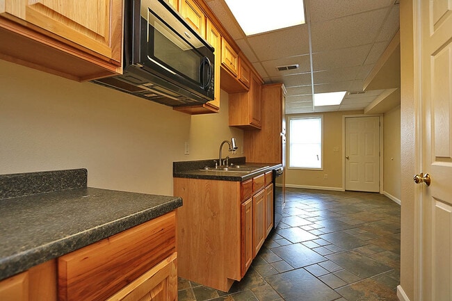 Building Photo - 4 Bedroom House Close to Campus