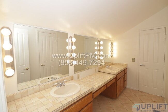 Building Photo - 4 Bedroom 2.5 Bath in San Diego Country Es...
