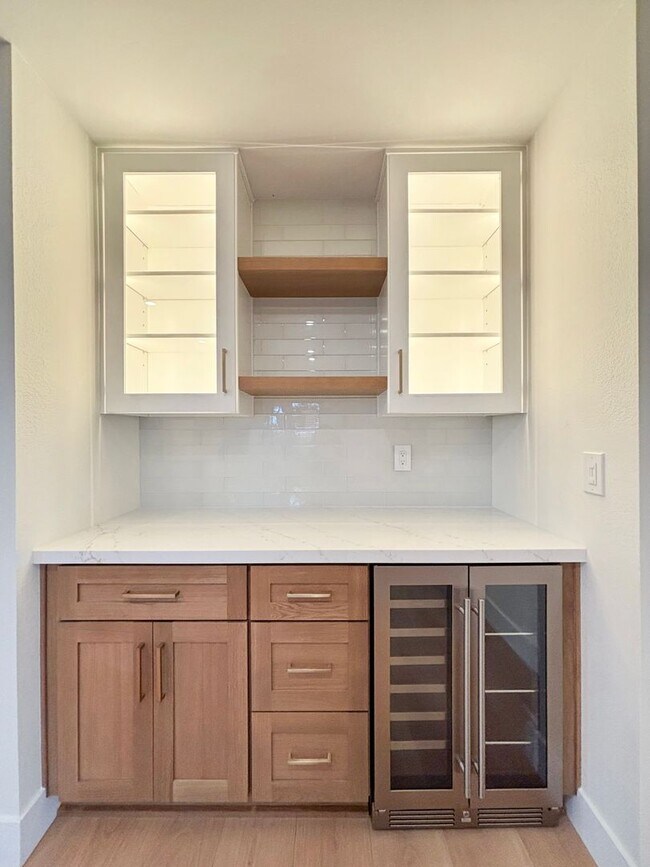 Building Photo - Beautifully Renovated 3BD/2.5BA House in L...