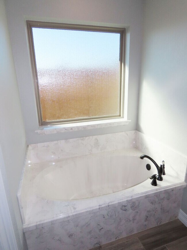 Building Photo - Stunning 4 Bedroom, 2 Bath Home in Lindale