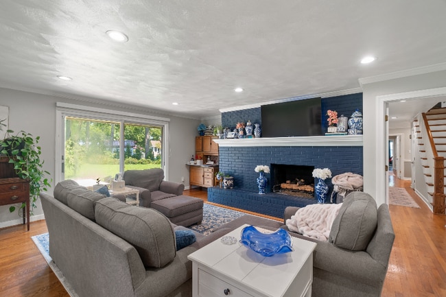 Building Photo - 4241 Rivercliff Crescent W