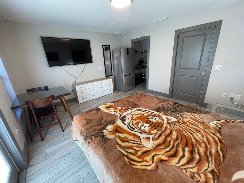 Building Photo - 2116 NE 8th Pl